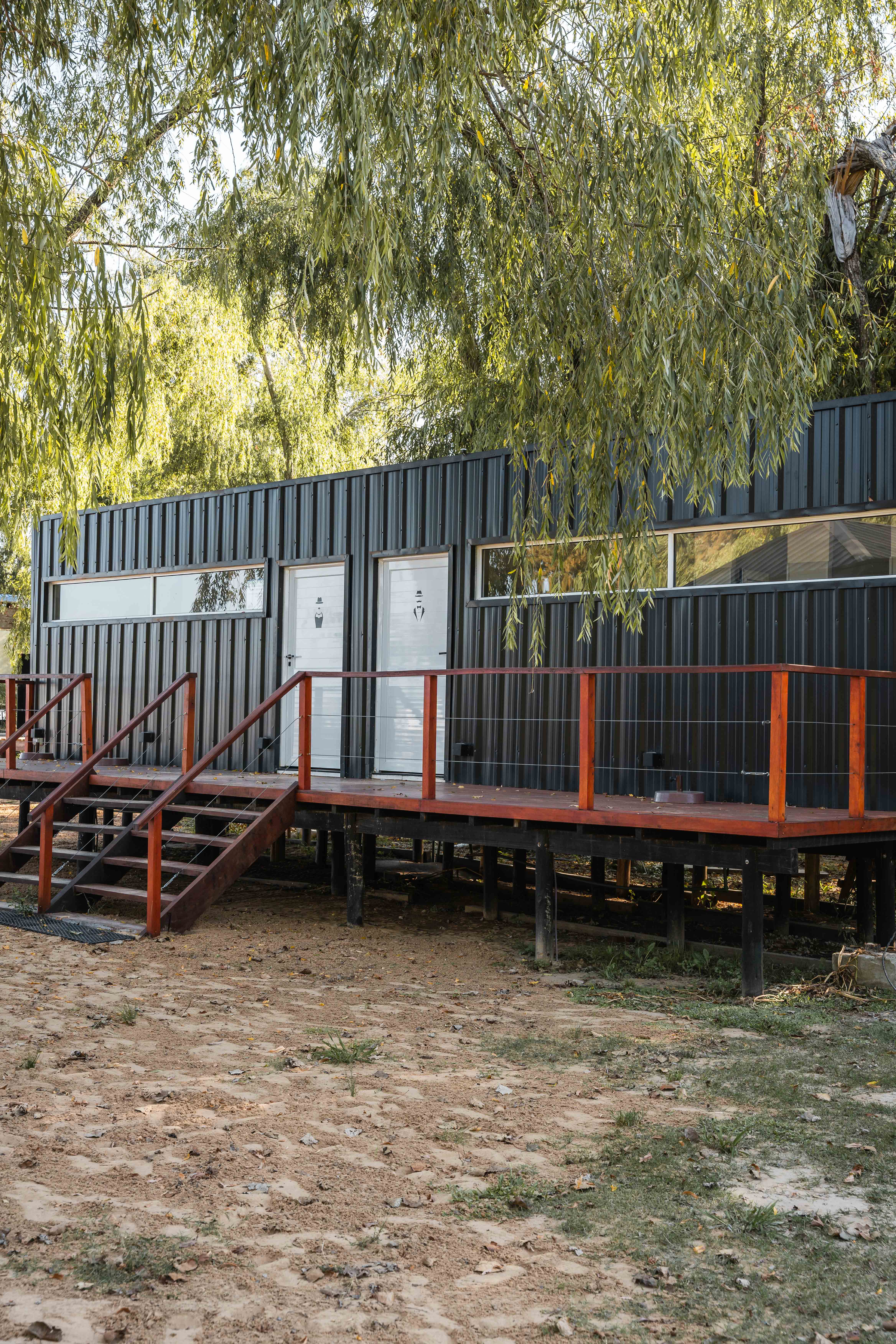 Instalaciones y deck sobre el río